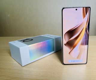 OPPO Reno10 Pro+灿烂金配色真机上手图