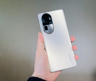 OPPO Reno10 Pro+灿烂金配色真机上手图