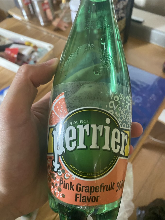 巴黎水起泡饮用水