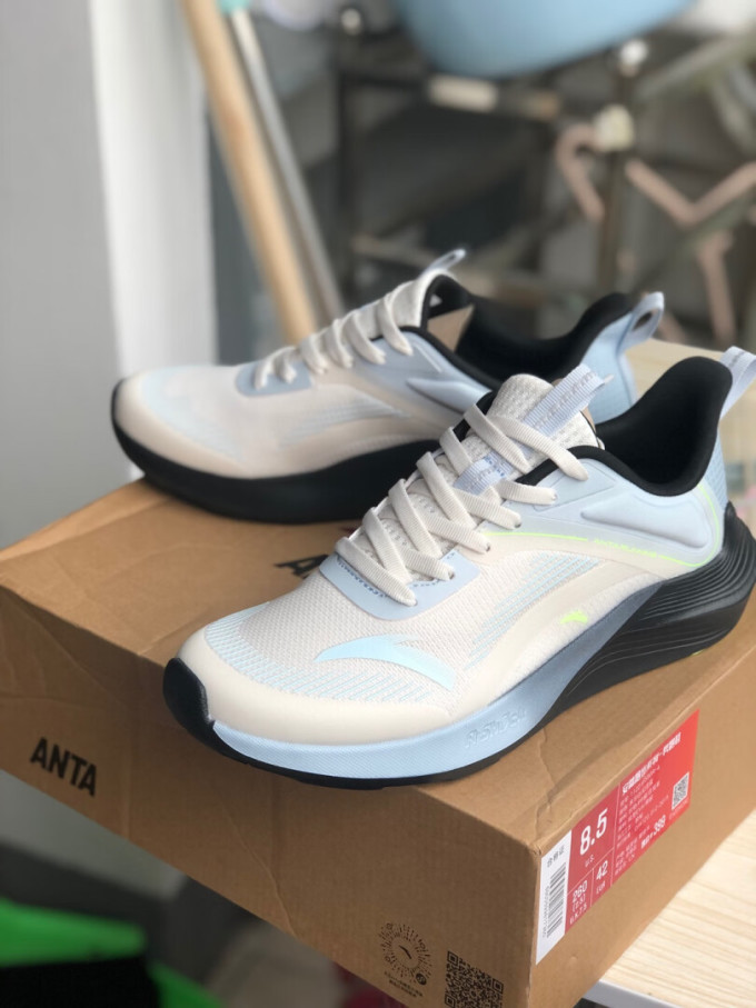 编织鞋面透气性不错,中底采用a—shock科技,缓震对于普通跑步或健身都