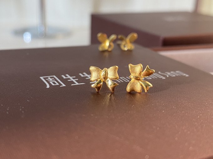 周生生黄金耳饰