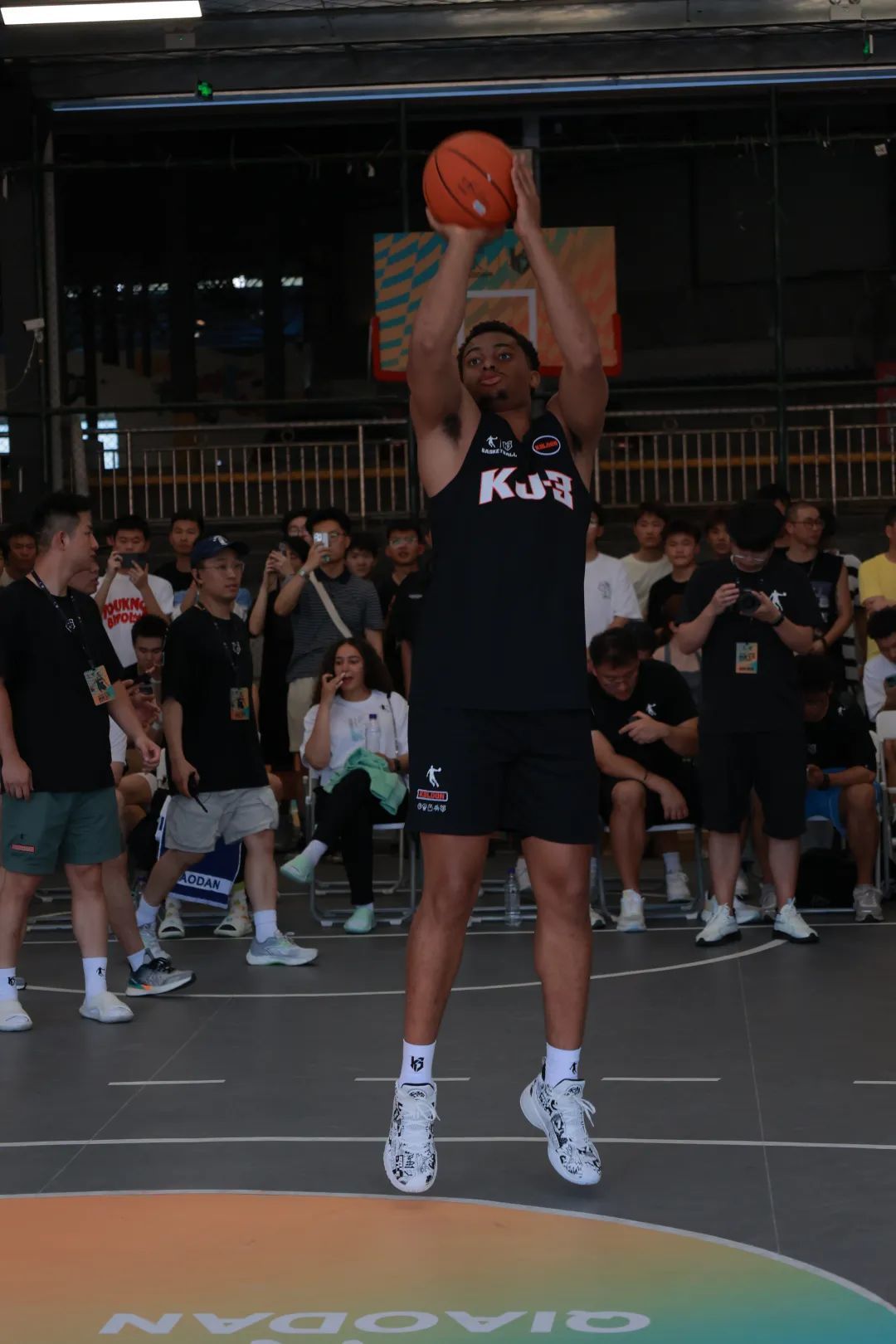 我们和nba球星的差距在哪凯尔登约翰逊疾速飞升中国行