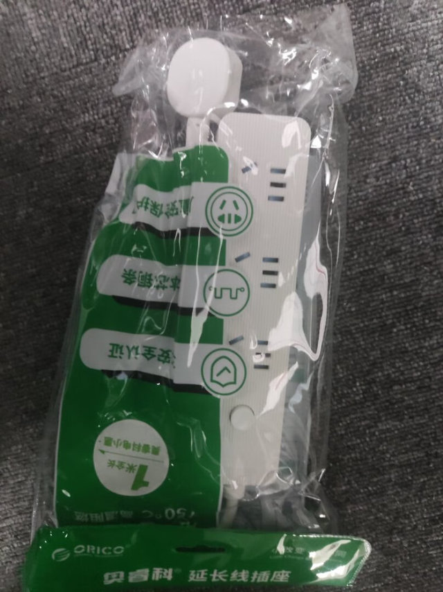 这一款转换器，外观很高端，有细细的纹路，