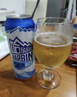 天气热，晚上喝一杯哈尔滨冰纯啤酒