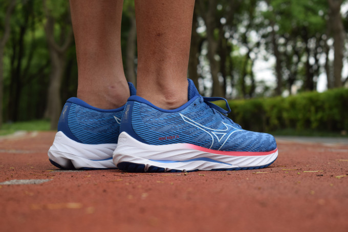 美津浓跑鞋怎么样 mizuno wave rider 26,传统跑鞋的"老顽固_什么值得
