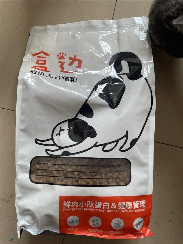 盒边的猫粮