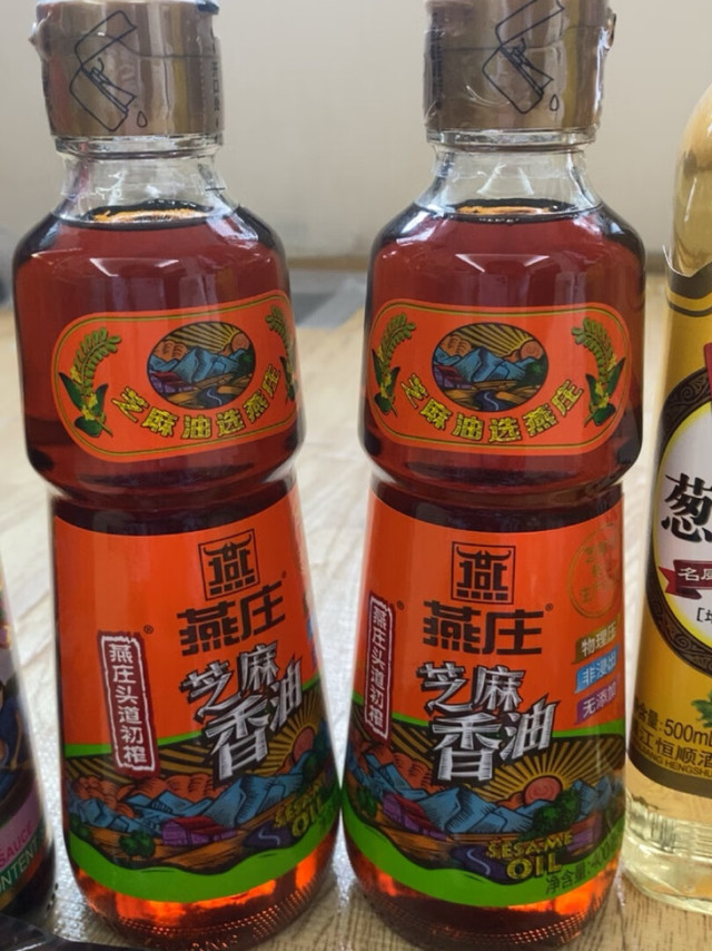 燕庄芝麻香油，色泽鲜艳，味道浓郁，用来凉