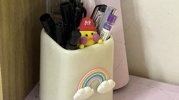 彩虹笔筒让我的办公桌变得更加美丽多彩啦！