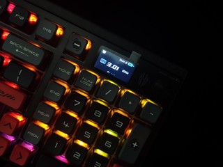 具有魔云智控屏显交互系统的红魔电竞键盘