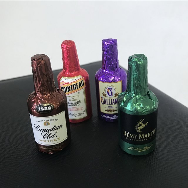 小洋酒瓶里的朗姆巧克力