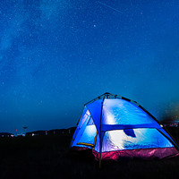 夜幕里的帐篷下都应有bling-bling的露营灯