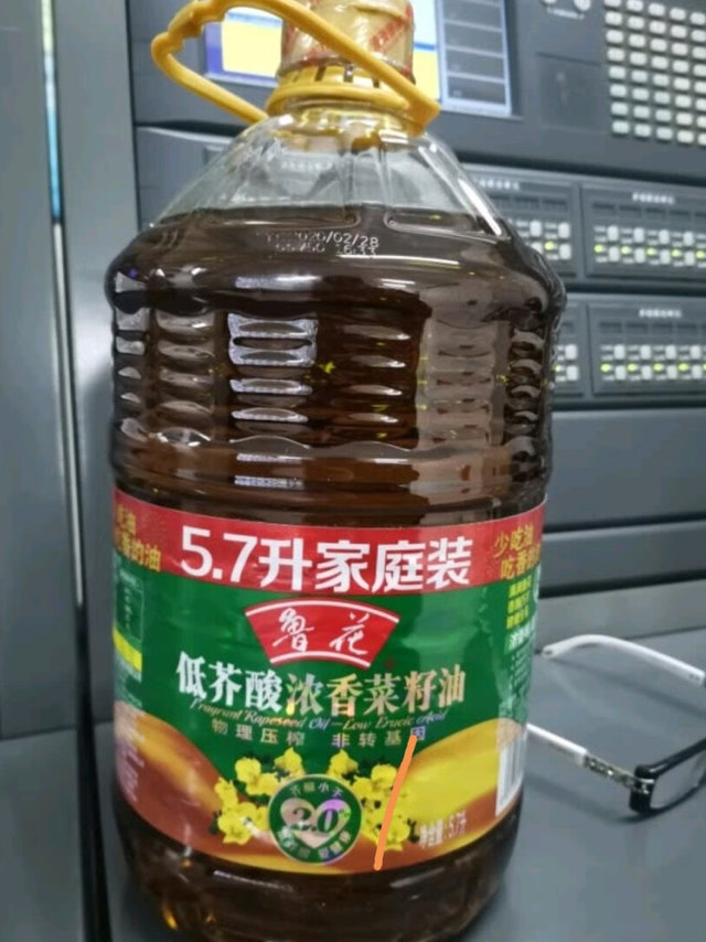 山东人买鲁花食用油，发货很快，油色泽清澈