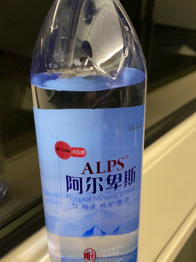 高铁上买的刺客矿泉水，居然还想回购