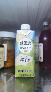 冰镇的椰子水最美味~