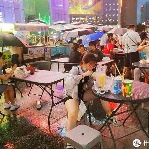 乌鲁木齐人气火爆的夜市，美食太多，要排队打伞，去晚了没位置