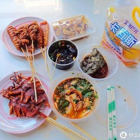 去夜市3人吃了150元，发群里，网友说：酒店的价格