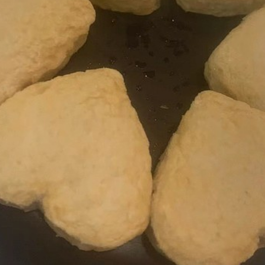 惊喜！这家烤肉店的芝士鱼豆腐都是心形的，还有牛五花肉和土豆片等美食！