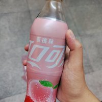 蜜桃味可口可乐在很多地区是一款比较受欢迎的饮料