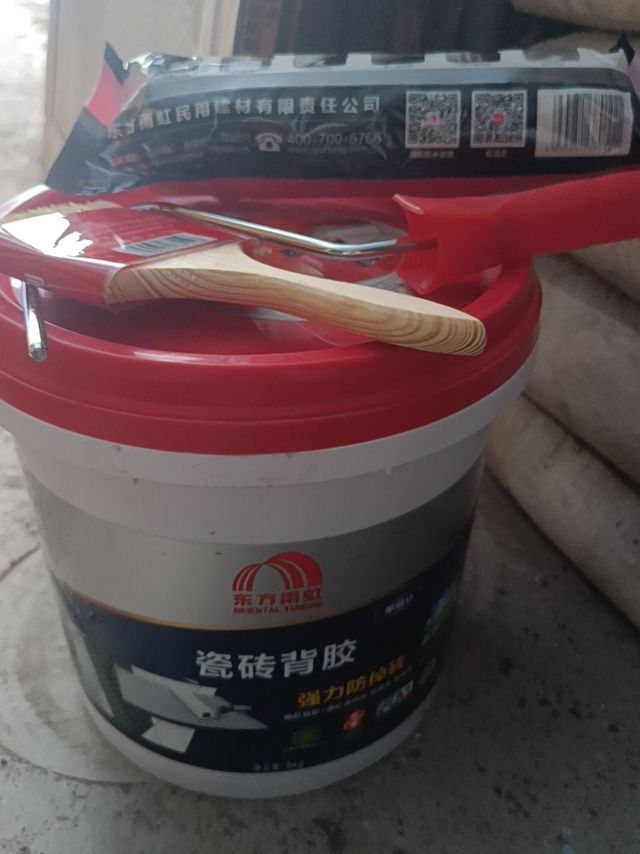 背胶是涂墙上的吗？