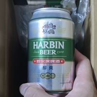 夏天喝一罐冰镇哈尔滨醇爽啤酒多爽