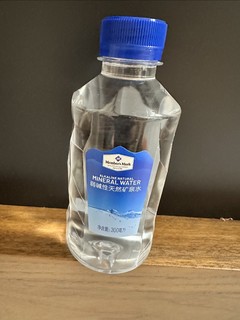 小瓶的矿泉水更方便