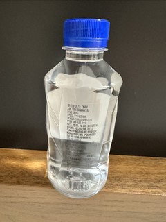 小瓶的矿泉水更方便