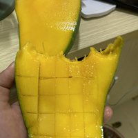 芒果是一种热带水果，外表呈现黄色或绿色