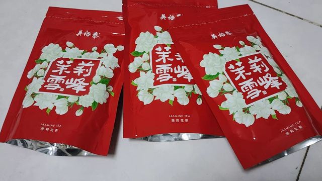 「茶香四溢，品尝吴裕泰茉莉雪峰」