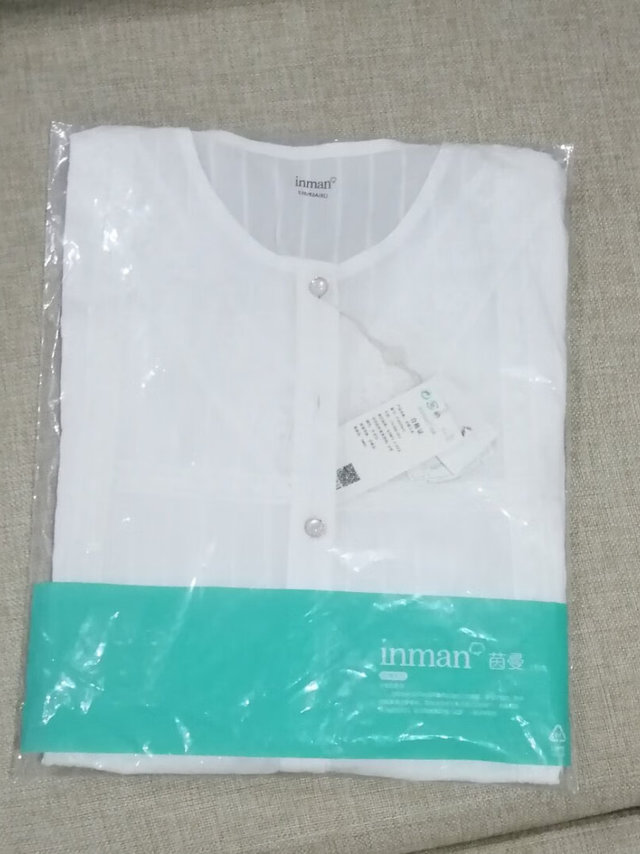 这件衣服是棉质品，大小适合。