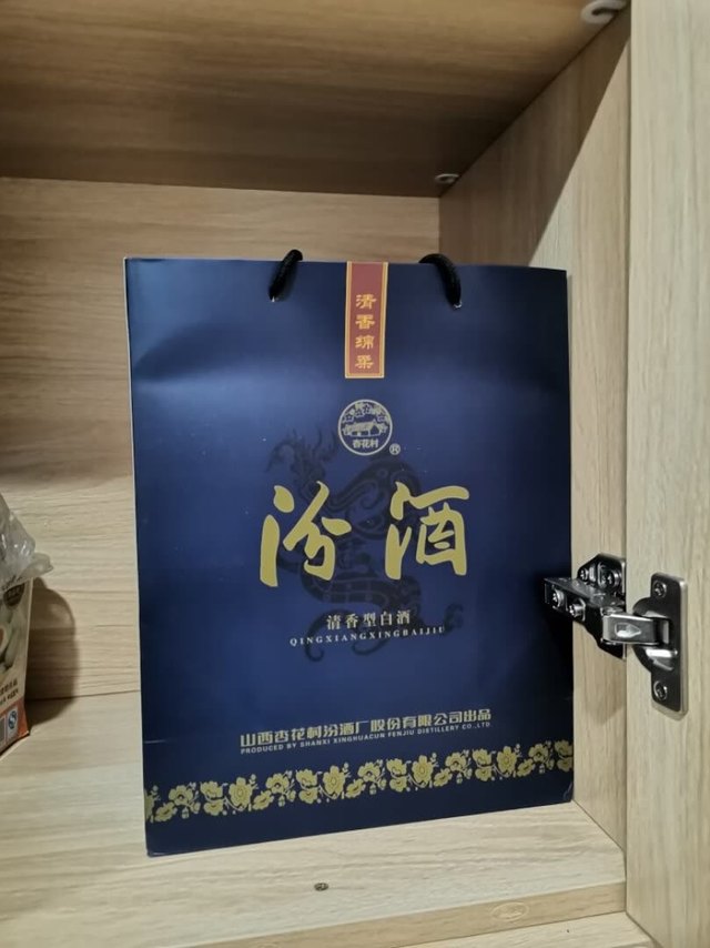 包装设计：包装精美完好，不做作香型口感