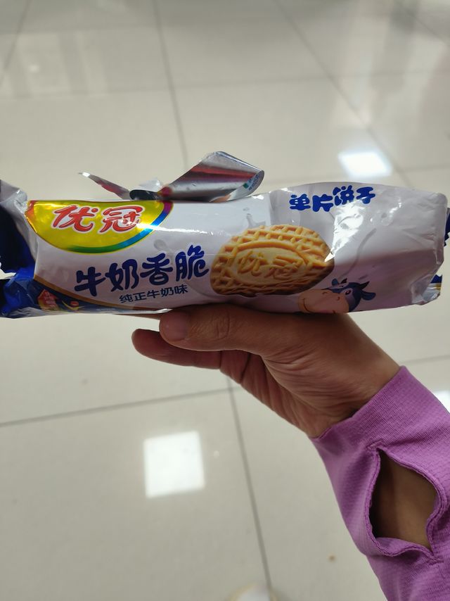 优冠牛奶饼干