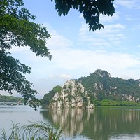 山上充足的负氧离子，还有那尽收眼底的美景，在这一刻你觉得爬山的辛苦还算的了什么吗？