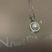 
珍珠大小合适，链子很精致且长度很合适，