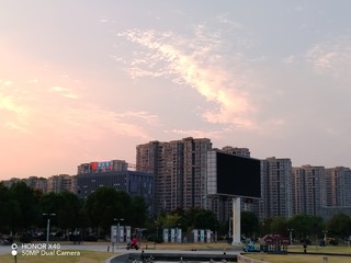 到处在下雨，我却怀念起了不下雨的时候