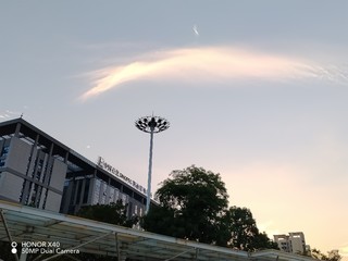 到处在下雨，我却怀念起了不下雨的时候