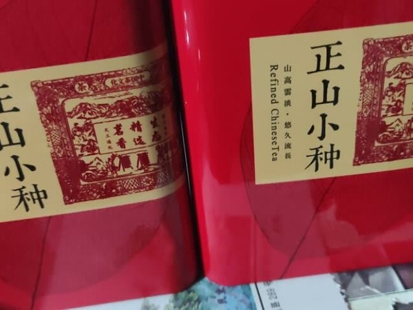 茶叶包装精美，铁合内有内袋，还赠送了手提