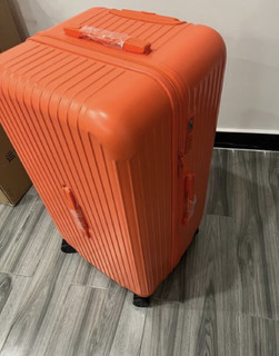 这个行李箱造型很好看哦！