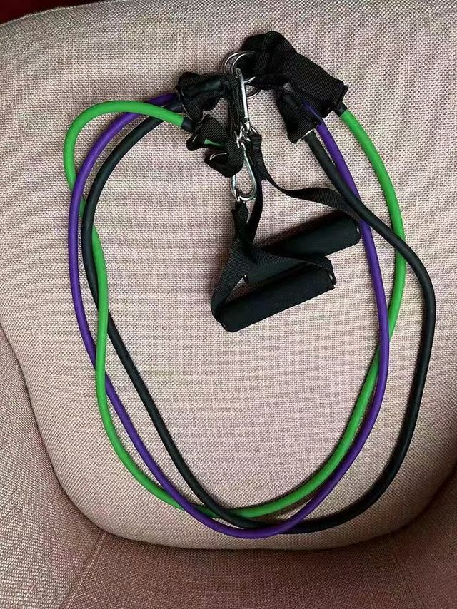 这个扩胸拉力器可不仅仅局限于胸肌锻炼哦