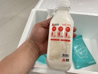 就两瓶鲜奶，你至于用那么大一个箱子吗？