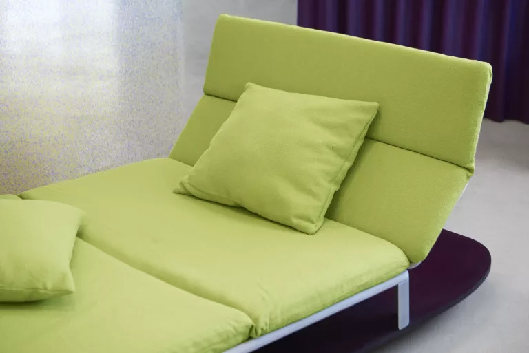 宜家推出首款AI设计的沙发，重量仅10公斤，超扁平化可随身拎走~
