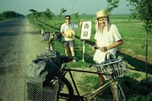 1981年7月23日，老刘和老沈骑着80年代“三大件”之一的二八自行车进入河北青县。