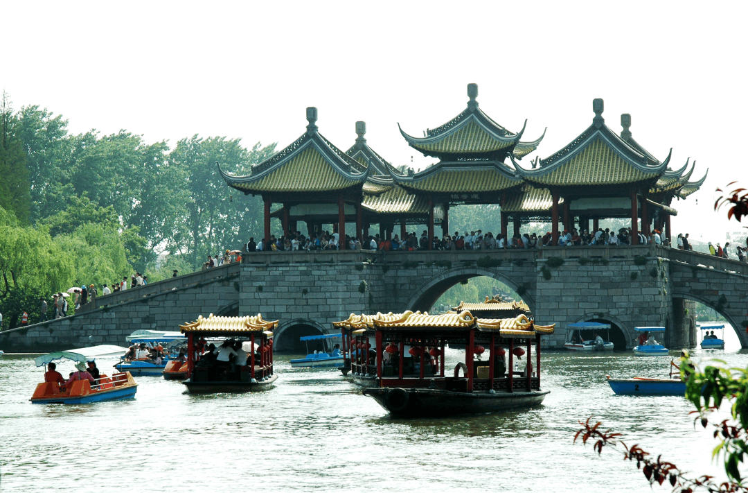 碧波荡漾、游人如织的扬州瘦西湖 ©摄图网