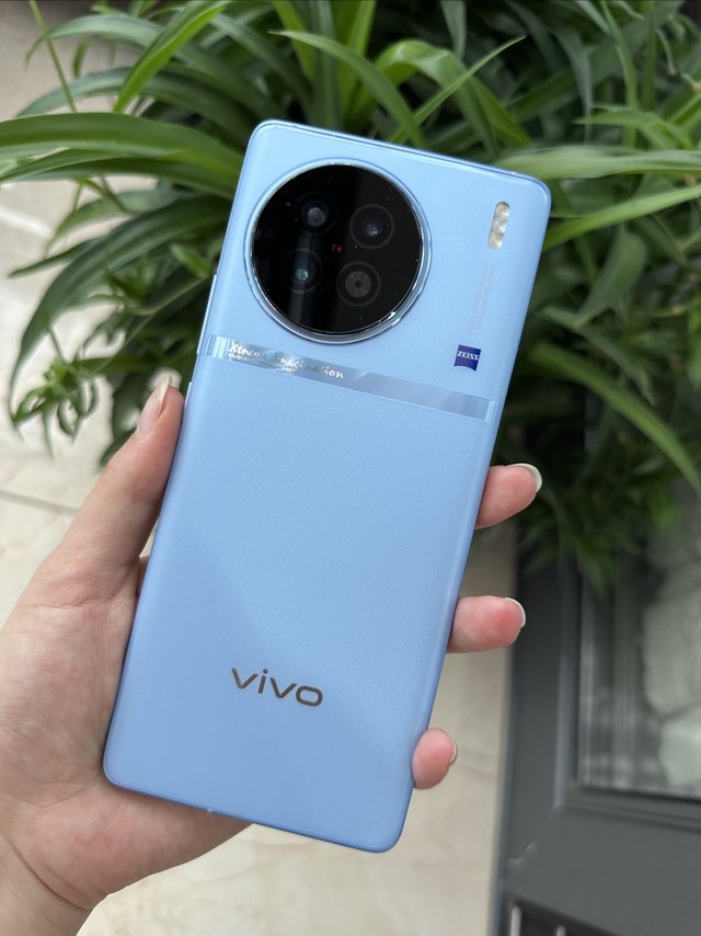 vivo X90冰蓝配色 真机手感超nice