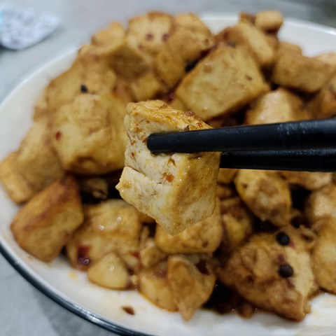 豆腐配火锅底料，不煎不炸也不炖，懒人版美食