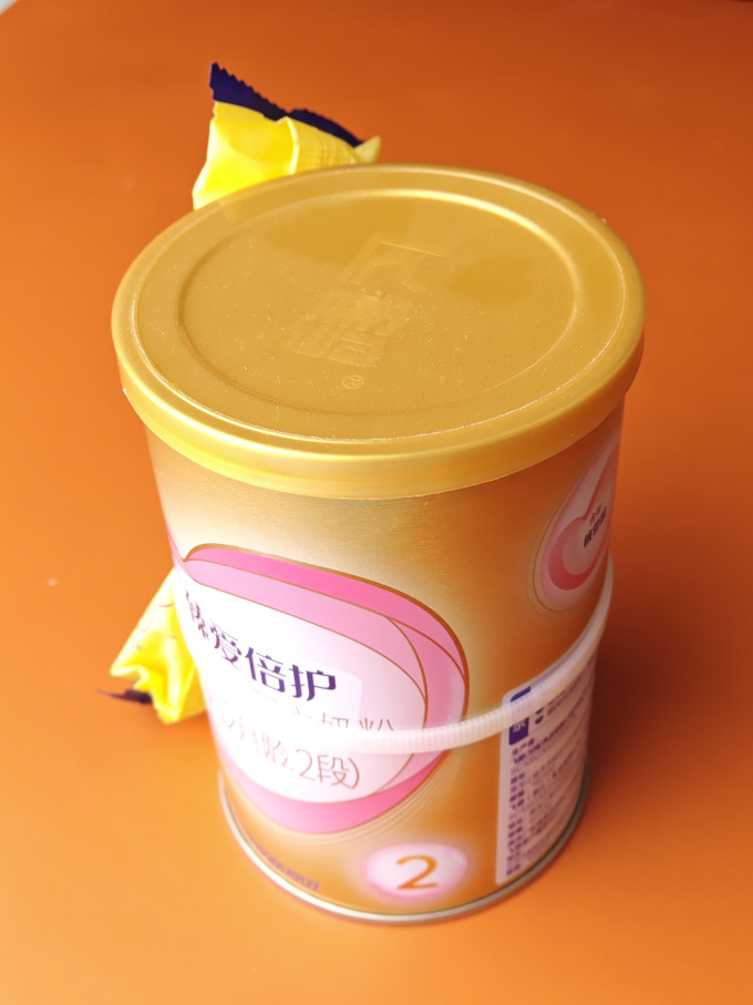 看到抖音超值购的飞鹤奶粉试用装特别便宜,一点买奶粉经验都没有的她