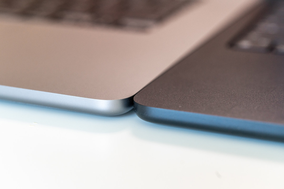 左：15英寸的MacBook Air；右：13英寸的MacBook Air