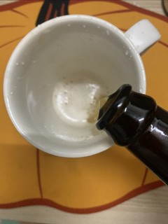 给大家满上一杯冰镇啤酒