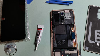 身为值友能省则省篇三：刚换完电池的红米K20P在新疆摔坏了内屏，只能继续自己动手更换屏幕总成
