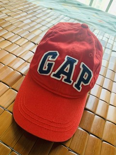 一帽两用的Gap男童红色鸭舌帽