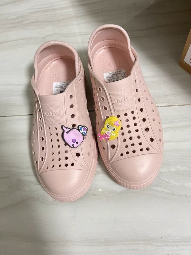 夏天给小朋友准备一双洞洞鞋，是真的方便